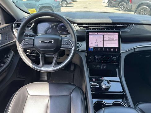 Used 2023 Jeep Grand Cherokee Limited w/ Black Appearance Package AWD/4WD image 13