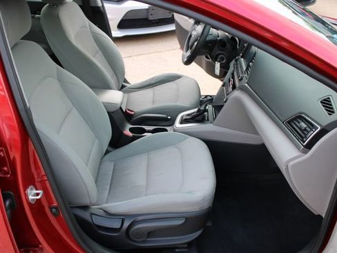 Used 2017 Hyundai Elantra SE FWD image 29