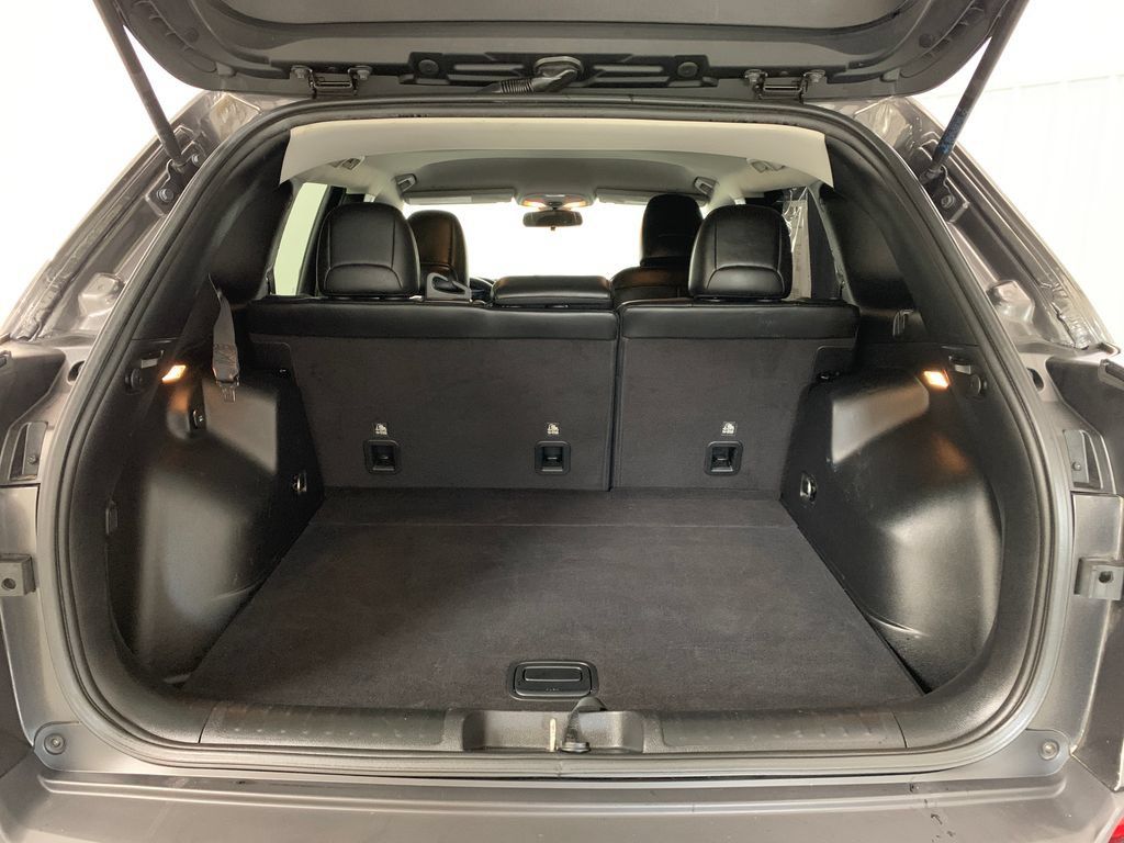 Used 2019 Jeep Cherokee Latitude Plus AWD/4WD image 18