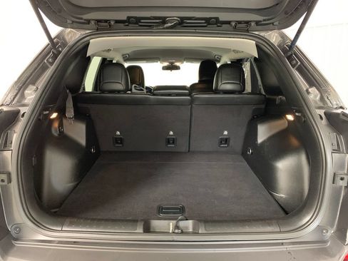Used 2019 Jeep Cherokee Latitude Plus AWD/4WD image 18