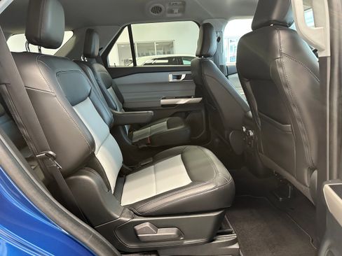 Used 2022 Ford Explorer XLT w/ Equipment Group 202A image 14