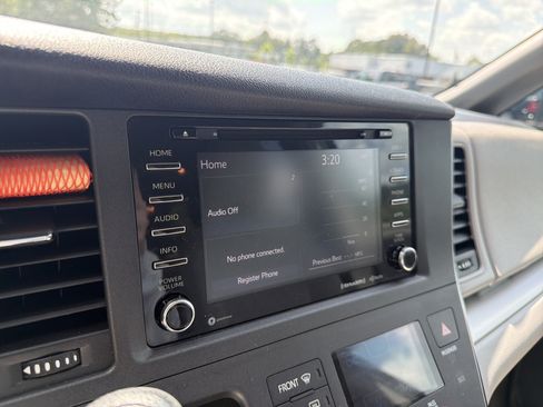 Used 2018 Toyota Sienna LE FWD image 56