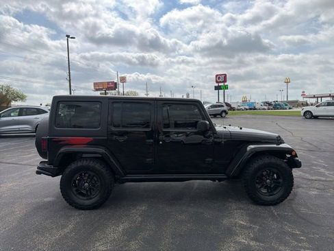 Used 2017 Jeep Wrangler Unlimited Sahara AWD/4WD image 4