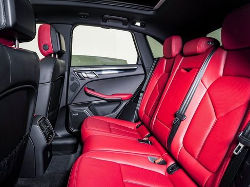 Certified 2025 Porsche Macan image 17