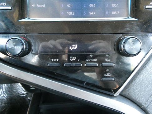 Used 2018 Toyota Camry SE w/ Convenience Package FWD image 20