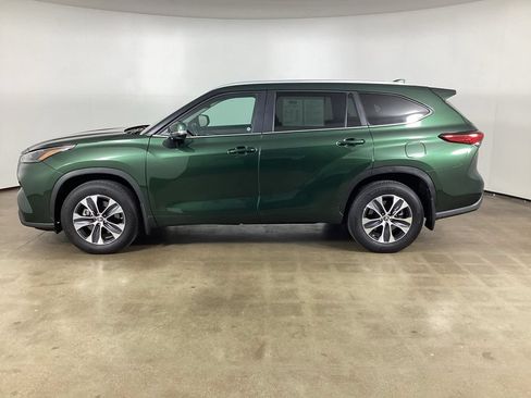 Used 2023 Toyota Highlander XLE AWD/4WD image 10