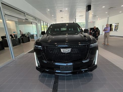 Certified 2022 Cadillac Escalade Sport Platinum w/ Heavy-Duty Trailer Package AWD/4WD image 8