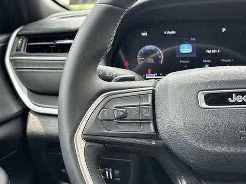 Used 2023 Jeep Grand Cherokee Altitude AWD/4WD image 9