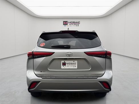 Used 2023 Toyota Highlander Limited image 6