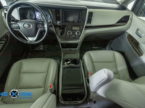 Used 2019 Toyota Sienna XLE w/ XLE Navigation Package AWD/4WD image 28