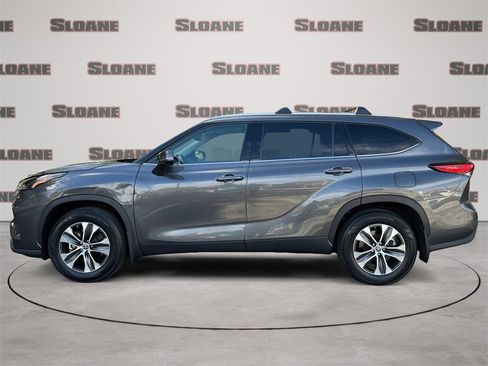 Used 2022 Toyota Highlander XLE image 2