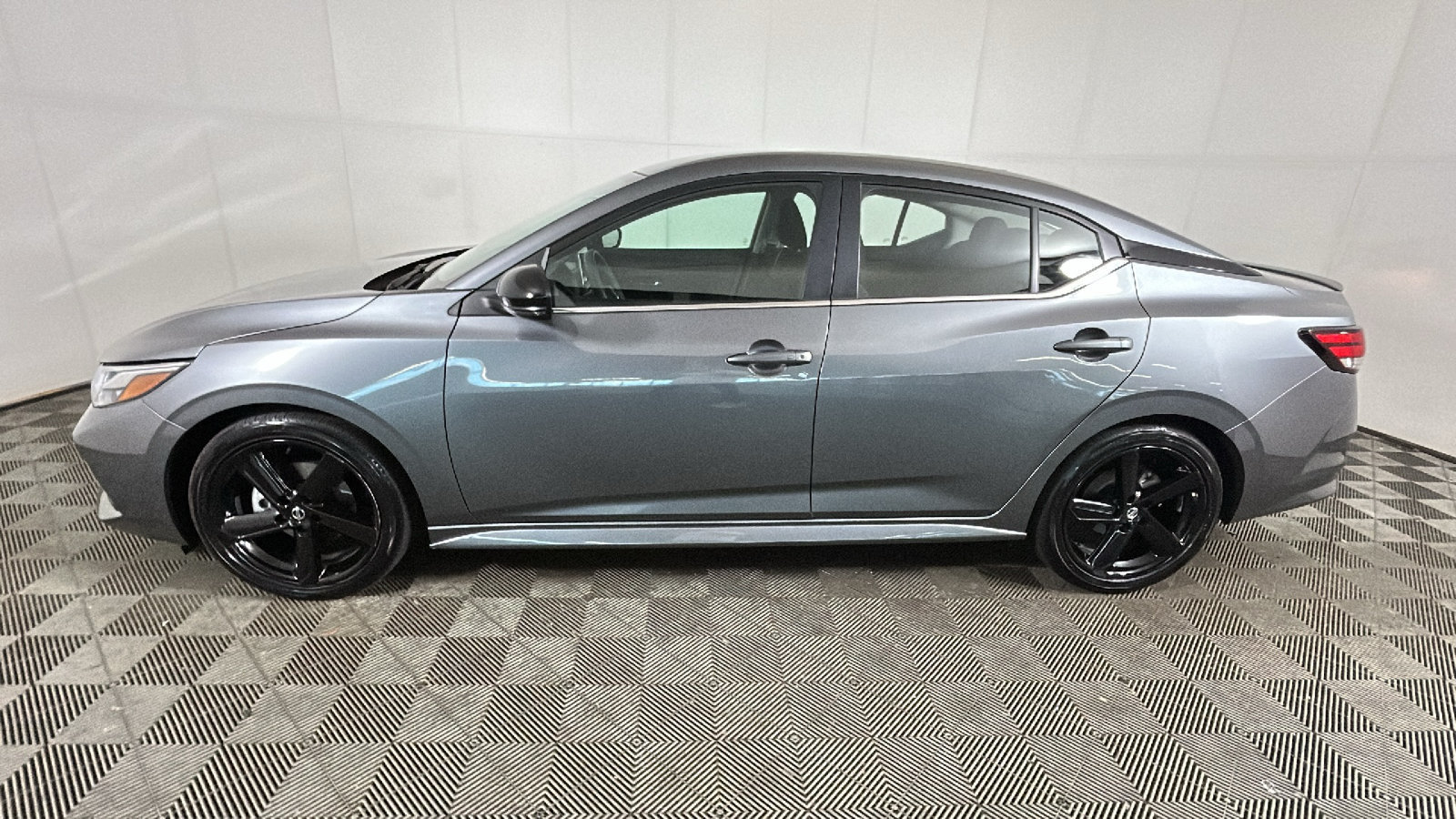 Used 2023 Nissan Sentra SR FWD image 7
