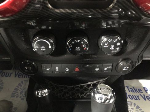 Used 2012 Jeep Wrangler Unlimited Sahara image 25