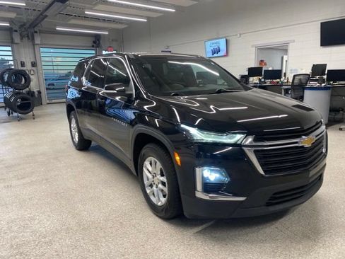 Used 2023 Chevrolet Traverse LS FWD image 3
