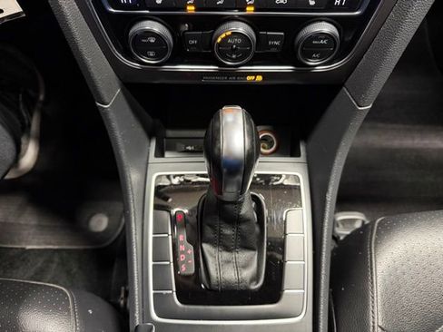 Used 2018 Volkswagen Passat 2.0T R-Line image 32