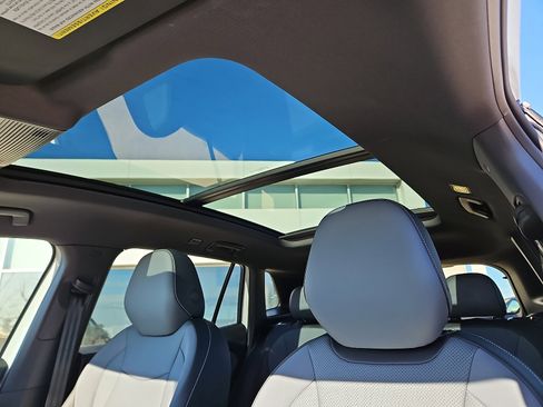 New 2025 Volkswagen Tiguan SE R-Line image 12