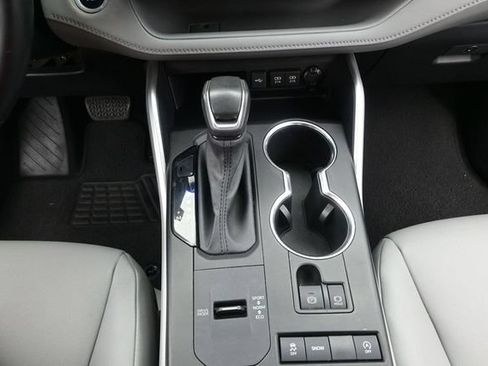 Used 2020 Toyota Highlander XLE FWD image 9
