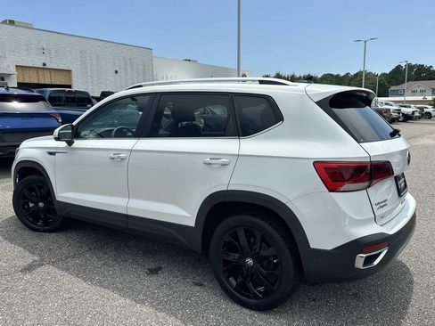 Used 2023 Volkswagen Taos SE w/ Panoramic Sunroof Package FWD image 7