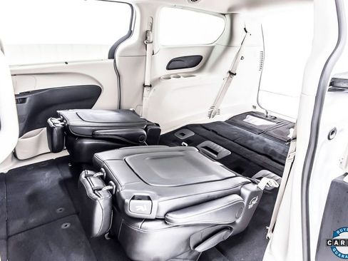 Used 2023 Chrysler Pacifica Touring-L image 35