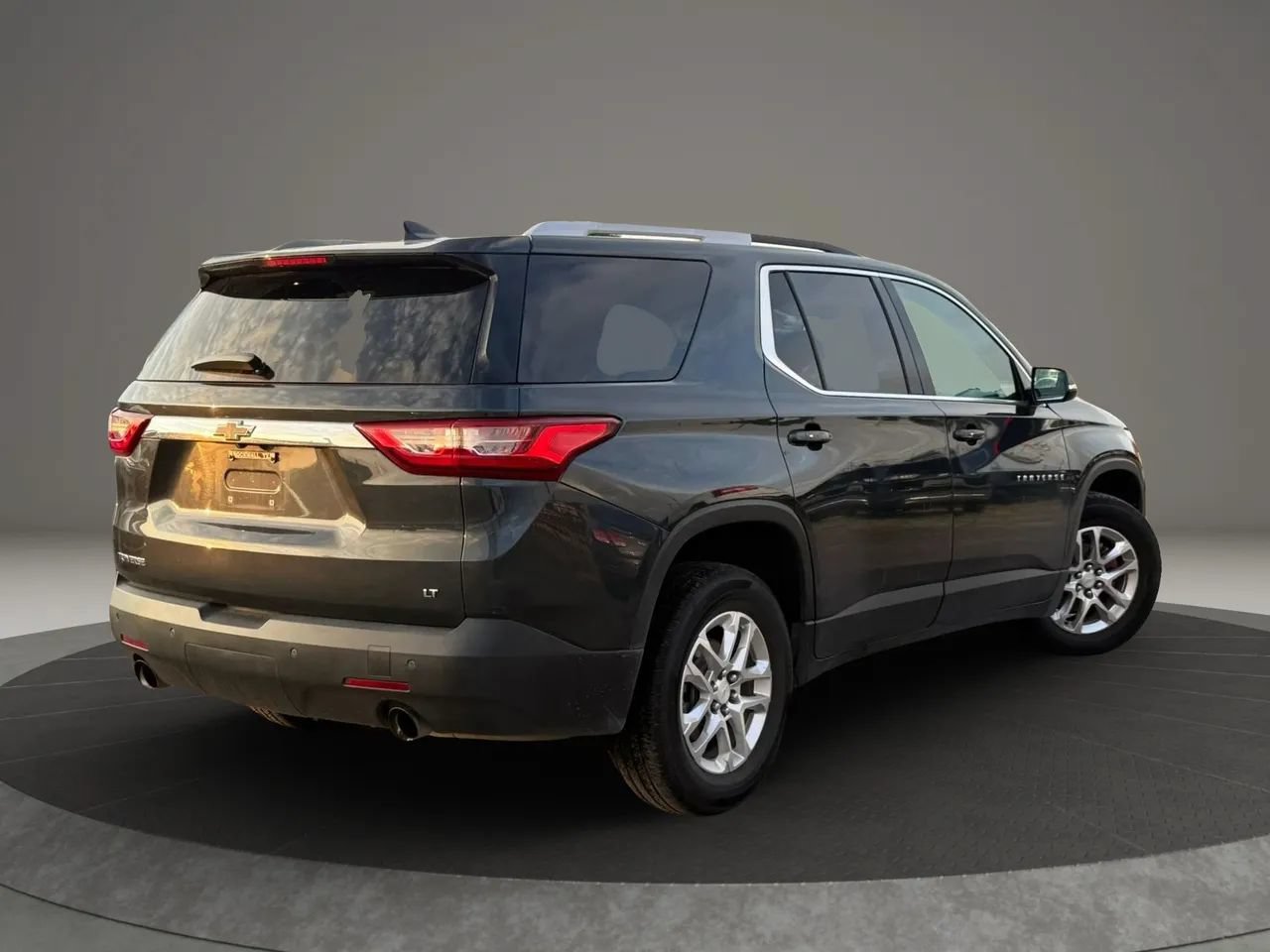 Used 2018 Chevrolet Traverse LT FWD image 2