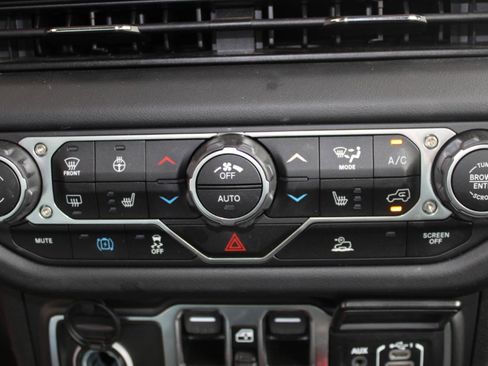 Used 2025 Jeep Wrangler Sahara image 26