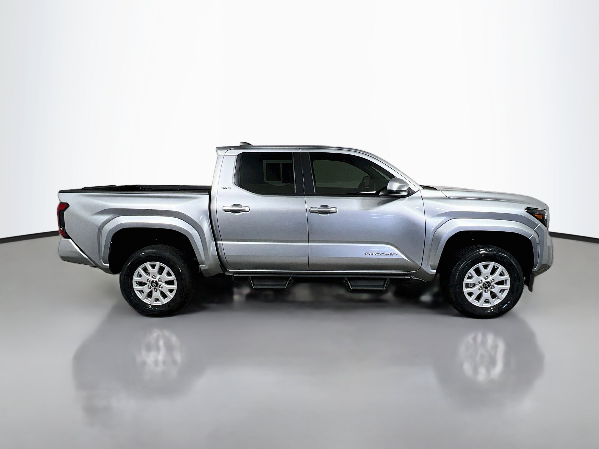 Used 2025 Toyota Tacoma SR5 AWD/4WD image 3