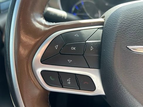 Used 2021 Chrysler Pacifica Limited w/ Uconnect Theater Family Group FWD image 15