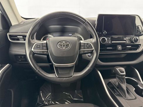 Used 2023 Toyota Highlander LE FWD image 30