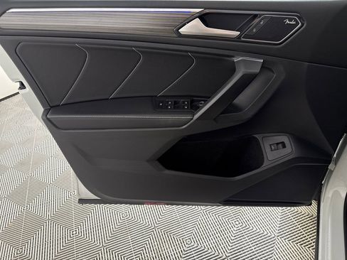 Used 2022 Volkswagen Tiguan SEL R-Line image 9