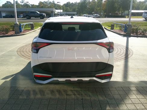 Used 2024 Kia Sportage EX image 3