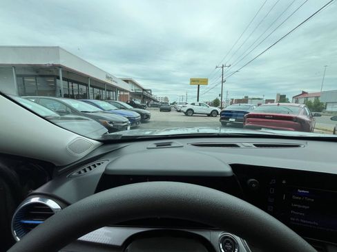 Used 2025 Chevrolet Trax LT FWD image 17