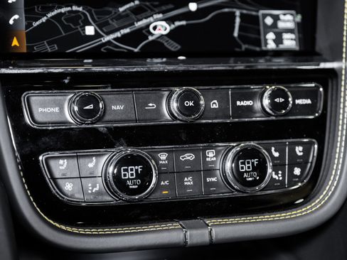 Used 2025 Bentley Bentayga image 40