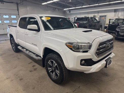 Used 2016 Toyota Tacoma TRD Sport image 8