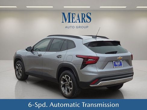 Used 2025 Chevrolet Trax LT w/ LT Convenience Package image 4