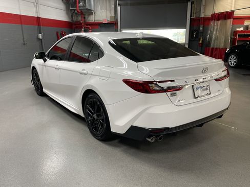 Used 2025 Toyota Camry SE image 8
