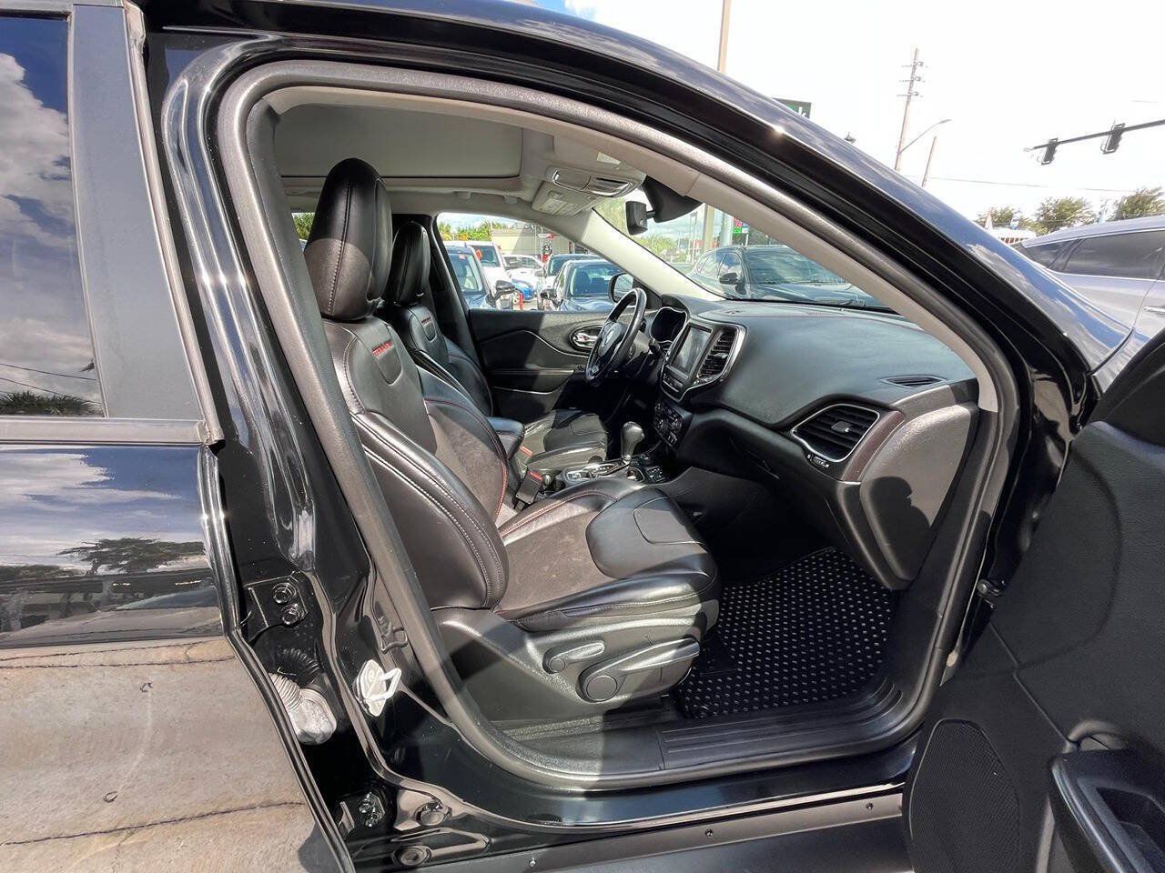 Used 2021 Jeep Cherokee Trailhawk w/ Sun, Sound & Nav Group AWD/4WD image 6