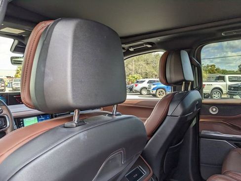 Used 2025 Lincoln Navigator Reserve image 19