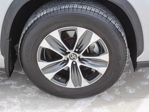 Used 2023 Toyota Highlander XLE FWD image 10