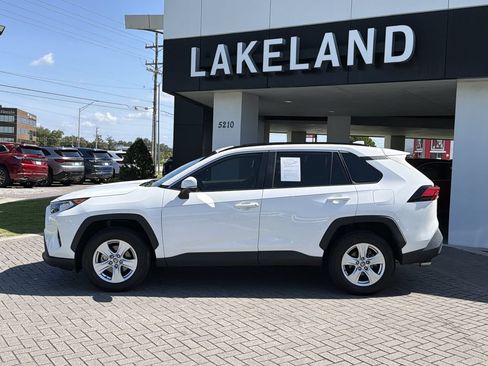 Used 2021 Toyota RAV4 XLE w/ Convenience Package FWD image 3