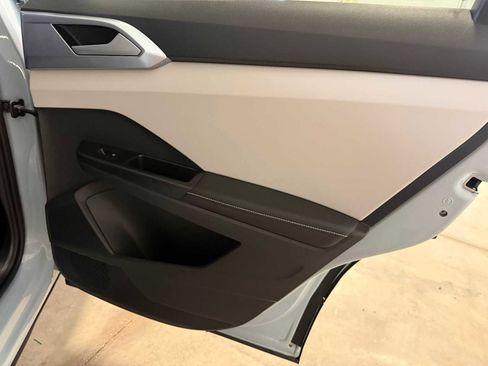 Certified 2025 Volkswagen Taos SE w/ Panoramic Sunroof Package image 27