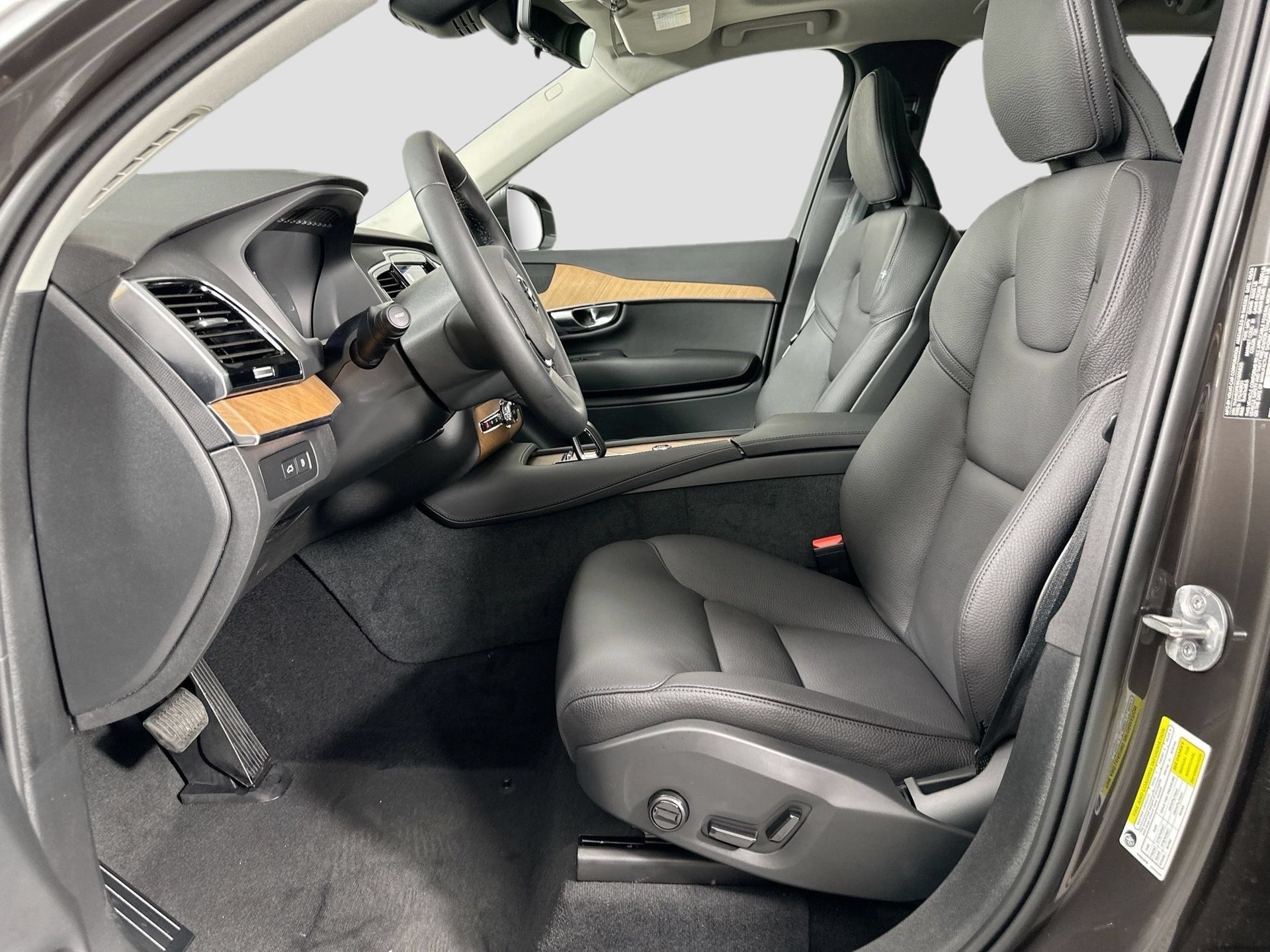 Certified 2025 Volvo XC90 T8 Plus w/ Protection Package Premier AWD/4WD image 15