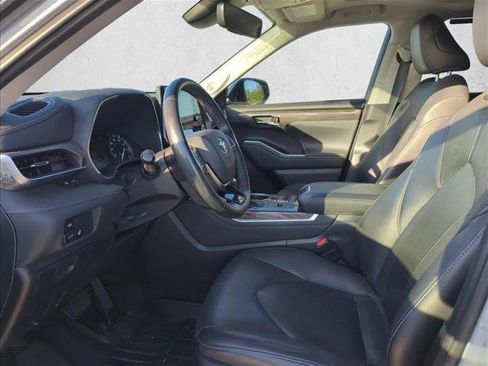 Certified 2020 Toyota Highlander Limited FWD image 10