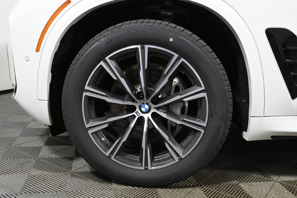 Used 2026 BMW X5 xDrive40i w/ M Sport Package AWD/4WD image 12