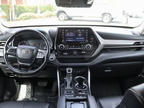 Used 2021 Toyota Highlander XLE AWD/4WD image 26