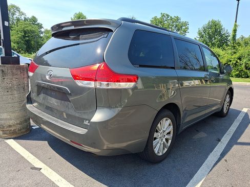 Used 2014 Toyota Sienna LE AWD/4WD image 3