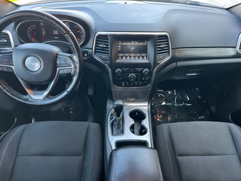 Used 2020 Jeep Grand Cherokee Laredo image 4