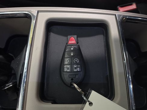 Used 2015 Chrysler Town & Country Touring-L w/ Driver Convenience Group image 36