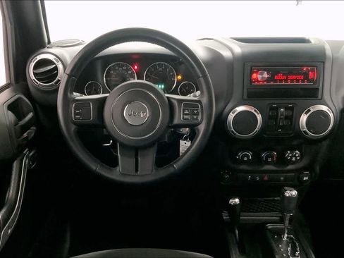 Used 2018 Jeep Wrangler Unlimited Sahara image 12