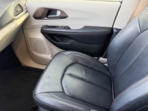 Used 2017 Chrysler Pacifica Touring-L w/ Tire & Wheel Group image 22