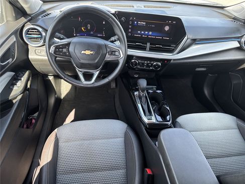 Used 2025 Chevrolet Trax LT w/ LT Convenience Package FWD image 18